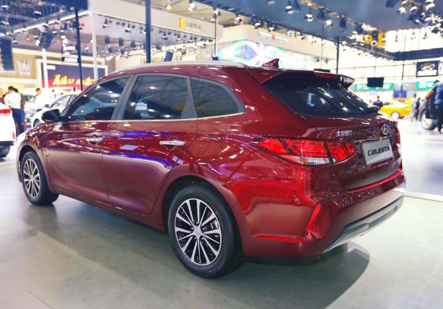 现代轿车便宜实用,现代逸行两厢车