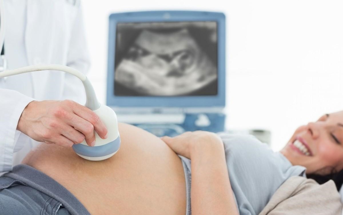 40岁高龄产妇13小时生下孩子,35岁产妇生下一个怪胎