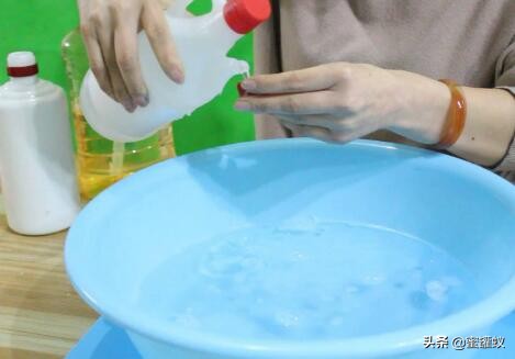 顶吸油烟机如何清理油垢,怎样清洗油烟机油垢最好的方法