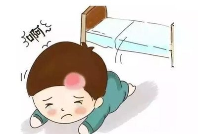 宝宝玩耍时把头撞到墙上怎么办,不小心婴儿头使劲儿撞到墙怎么办