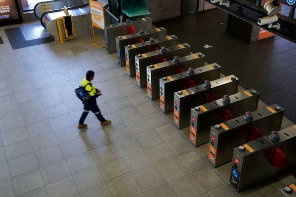 澳洲少女抽烟进火车站被拦后，朝工作人员吐口水并自称新冠患者