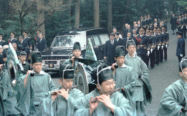 1989年裕仁天皇离世，数万民众前来吊唁，不少老年人相继自杀