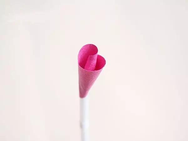 有颜色的玫瑰是怎么做出来的,白玫瑰怎么做七彩玫瑰