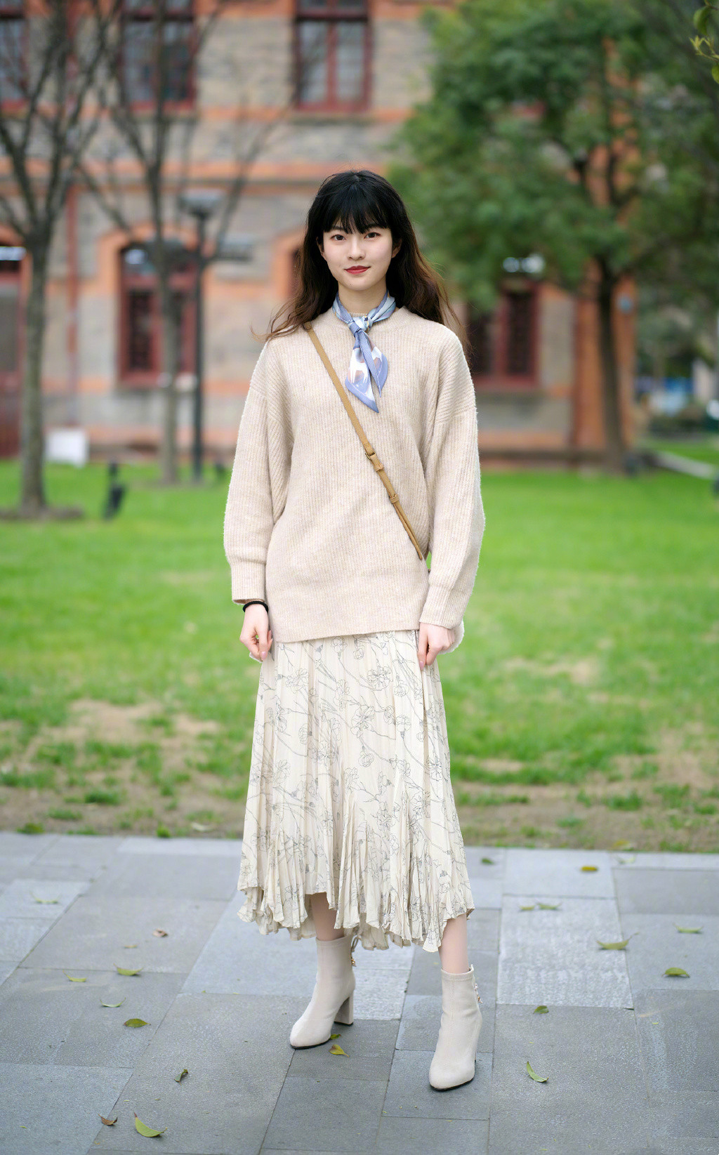 春天穿半身长裙,黑色半身长裙配什么上衣好看夏天