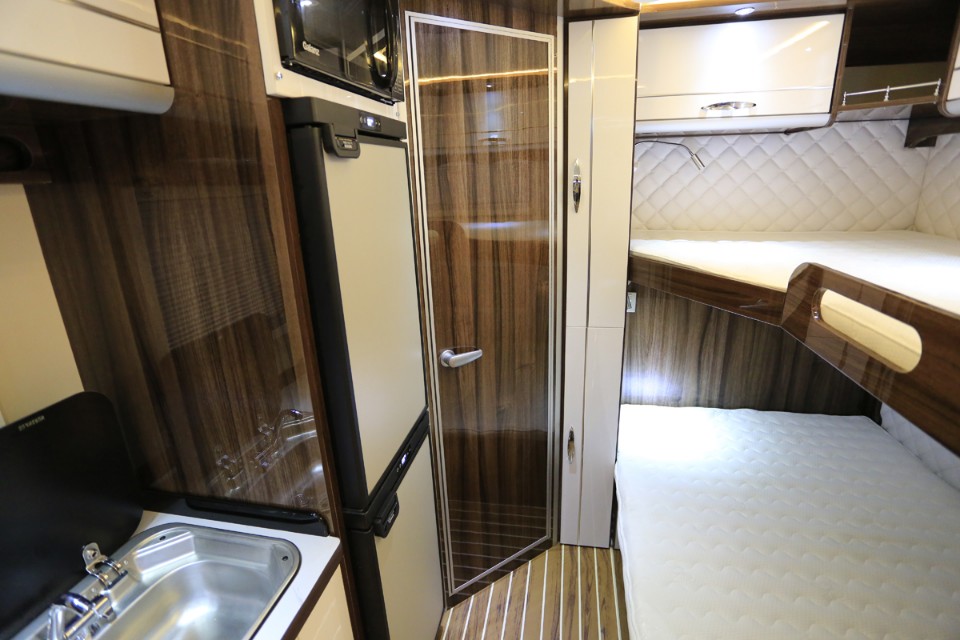 飞翔房车2.2t柴油版小额头房车,花费1w改造小房车