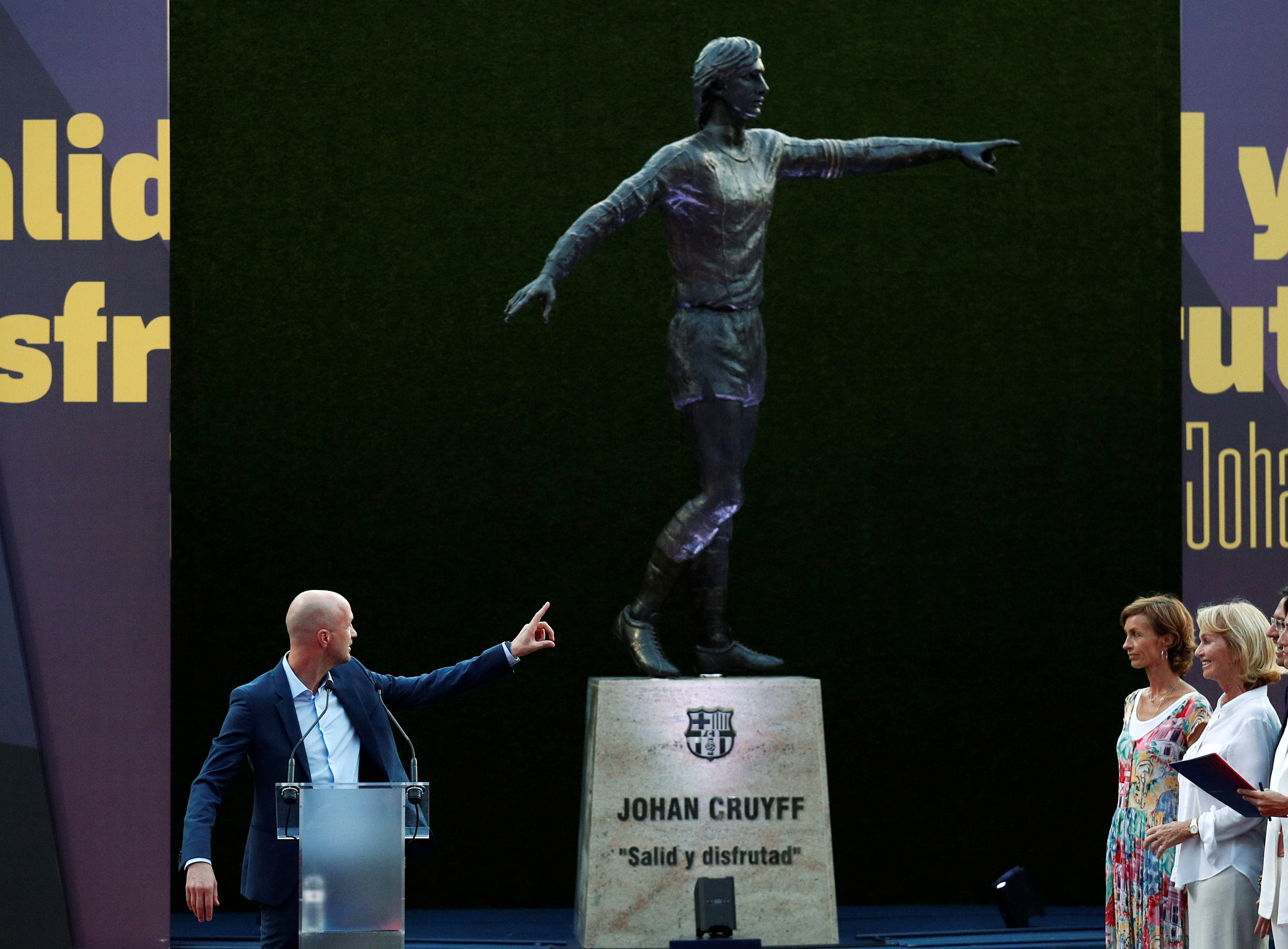 进入足球青训队还要去上学吗,进入巴萨青训要多少钱