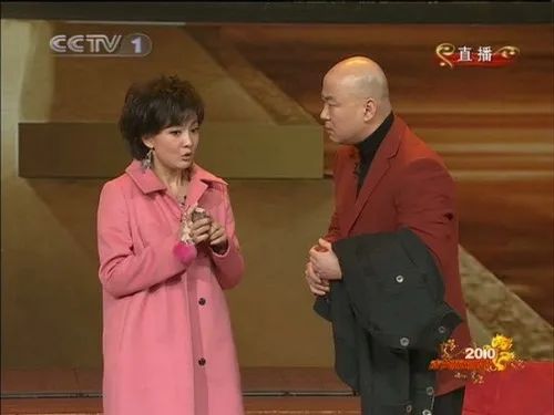 春晚时尚图鉴：热巴杨幂的红裙、王菲刷碗手套和董卿李思思的口红