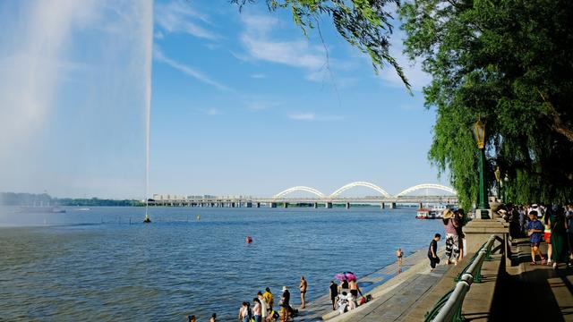 这个北方城市水质比南方还好街景很“洋气”满大街都是美女