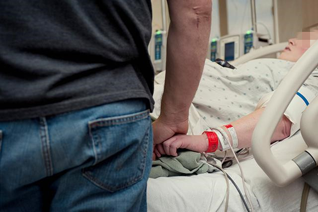 顺产时宝宝经过产道挤压了哪里,顺产宝宝是被医生拽出来的吗