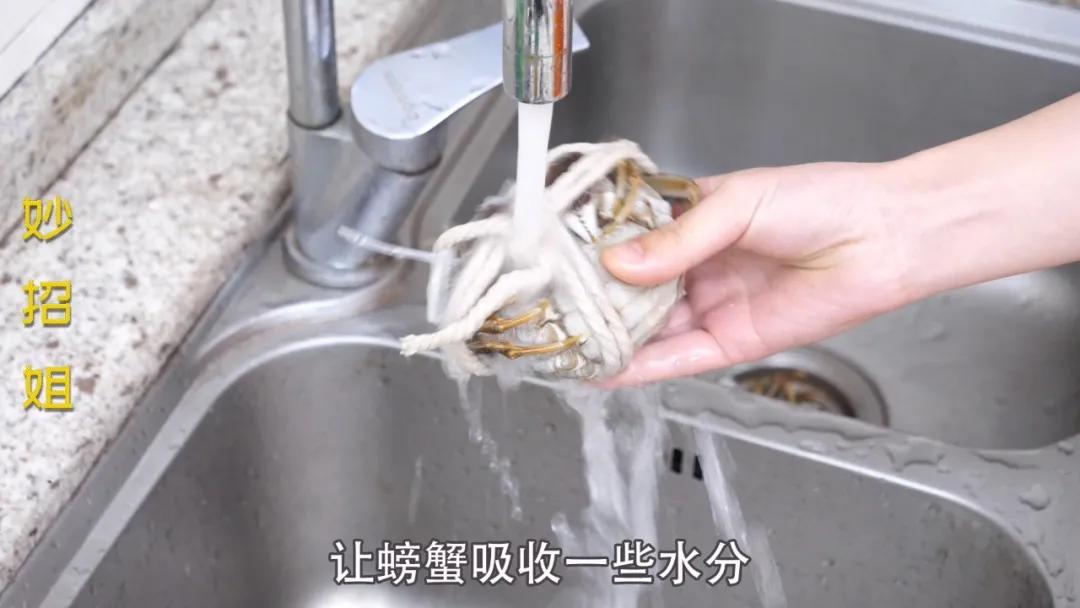 卖螃蟹怎么存放活得更久,蟹农是怎么保存螃蟹的