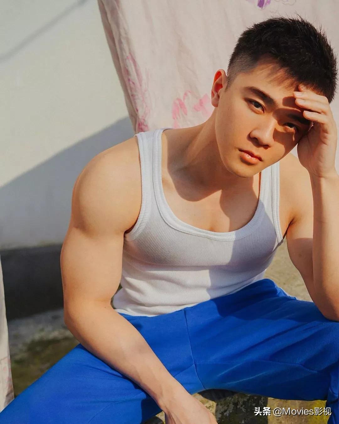 穿短裤比汪小菲还好看！奶凶腱子肉小狼狗，浴室照疯狂撩粉！