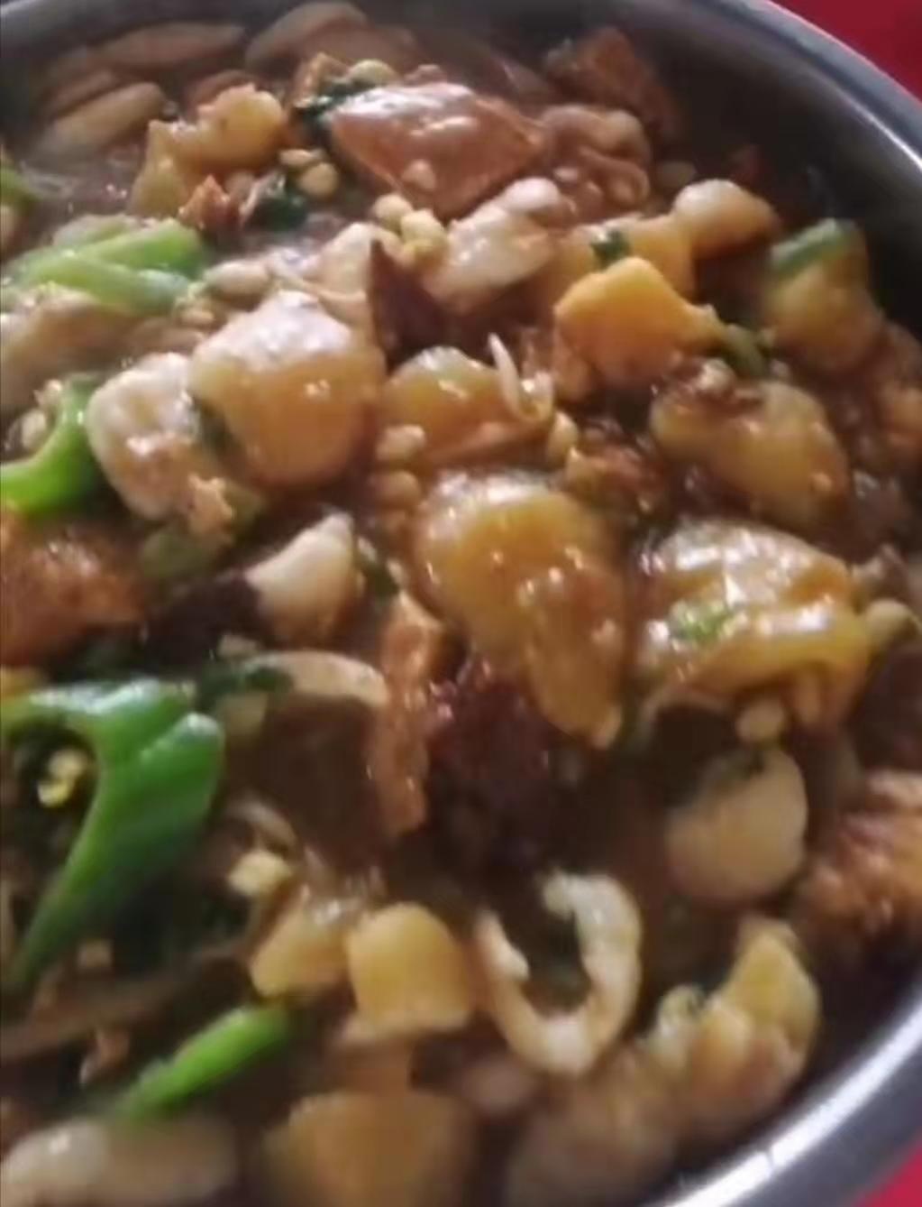 妻子拿着菜谱做饭,媳妇拿手美食