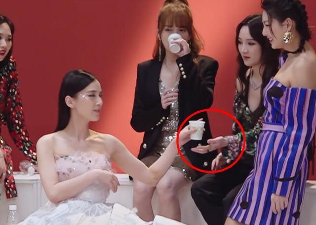 同是“后天”亿万富婆,你娶芙蓉姐姐,还是黄圣依?