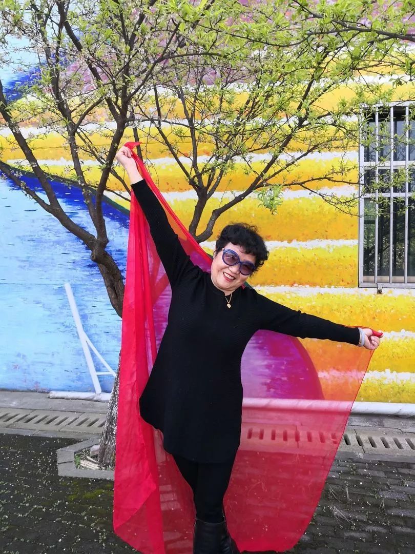 大妈旅游照专用动作,中国大妈外出旅游标准动作