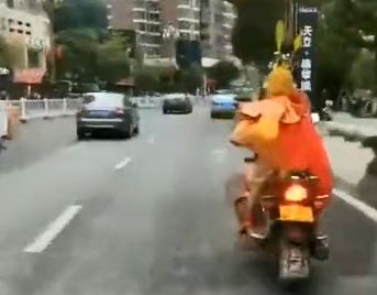 齐天大圣街头,齐天大圣骑车未戴头盔被拦