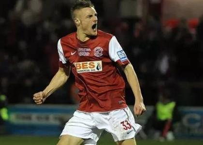 24岁迎来顶级联赛首秀,24岁踢职业足球晚么