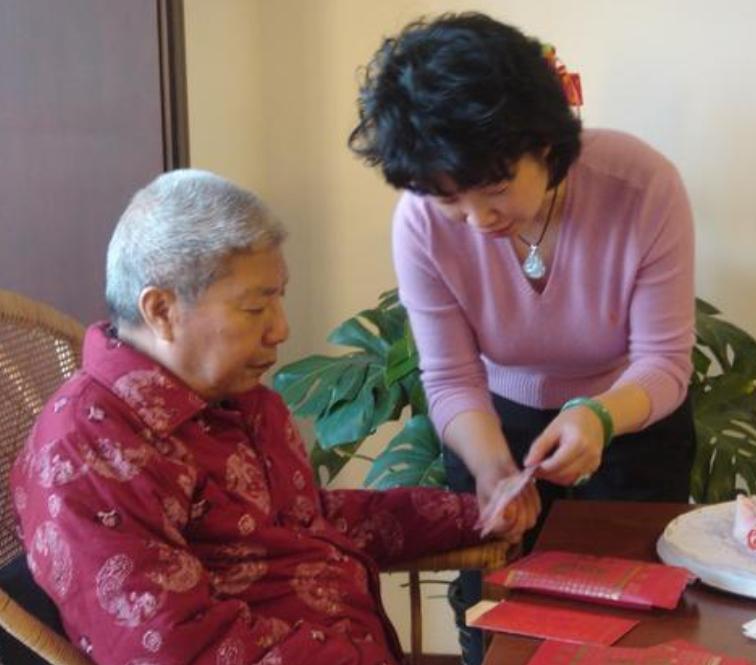 从央视主持人，到23年只饰演周总理夫人，黄薇因4次意外改变命运