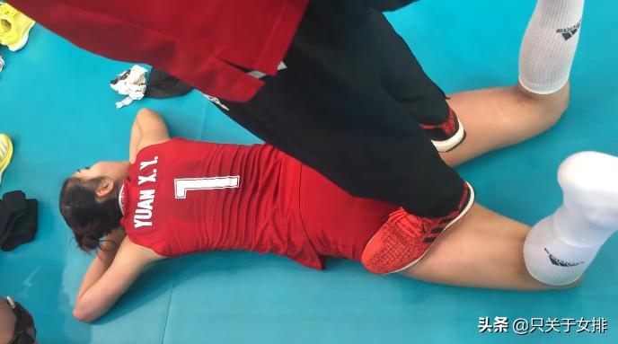 女排颜妮拦网拦到对手怀疑人生,女排护踝
