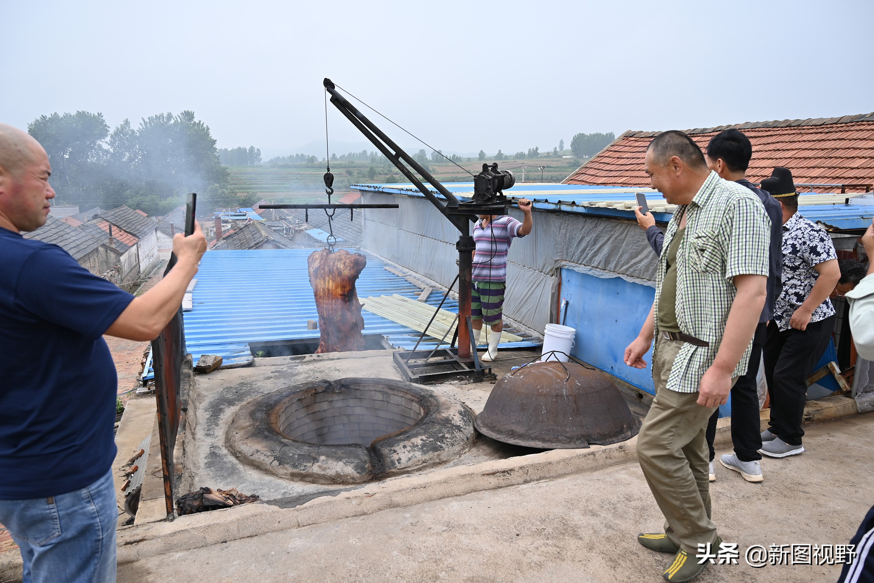 猪价下跌,夫妻“烤全猪”停烤2年后开烤,200斤烤肉出炉就卖光