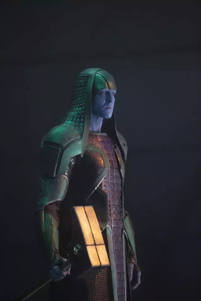 7年前惊艳世界的精灵王,如今在开拖拉机,“大王您养鸡都美”