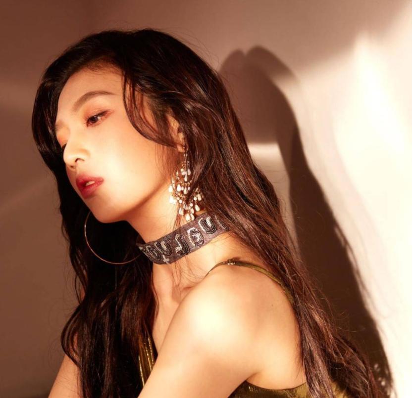 穿上球鞋比泫雅还顶？韩国又一女鞋头崛起，网友称她“性感*弹炸**”