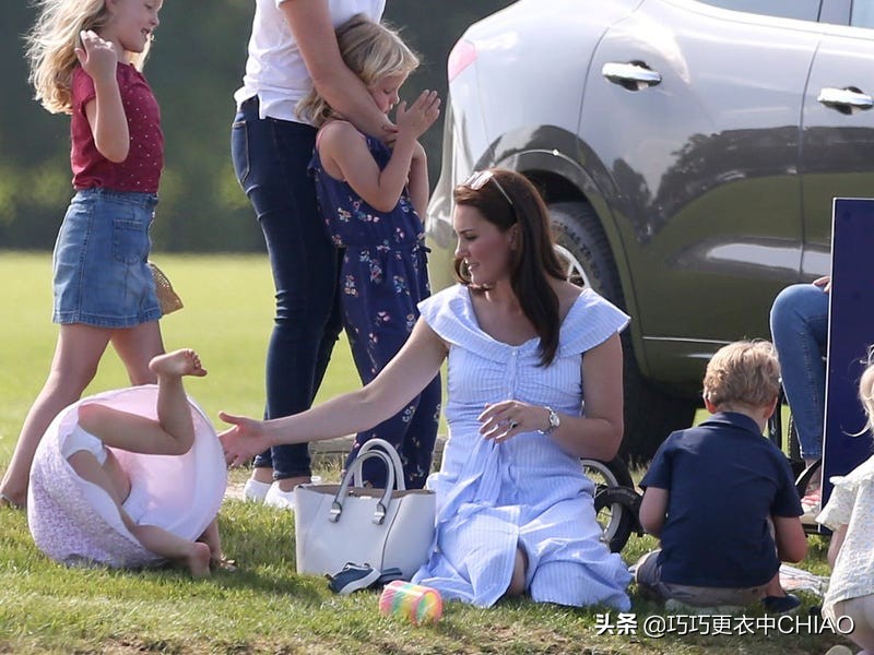 凯特近期穿搭照片,凯特zara蓝色格纹连衣裙