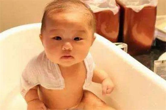 3岁宝宝一洗澡就大哭，医生检查身体没问题，罪魁祸首是奶奶