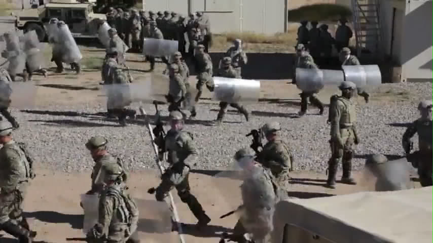 移民千万不要冲动!美国士兵手持*器武**和防暴装备,敢冲我就会动手