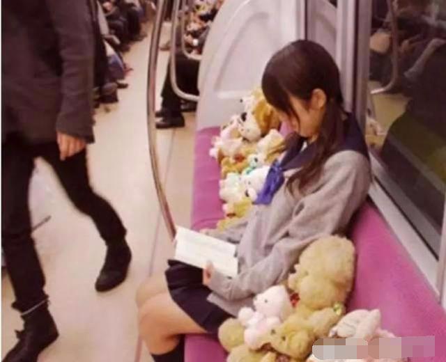 这只鹦鹉一直以为他是一只猴,所以每天都在重复做这个动作