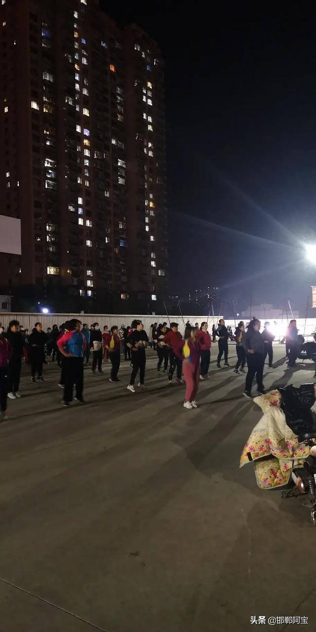 邯郸展览馆广场舞完整版,河北邯郸快乐广场舞