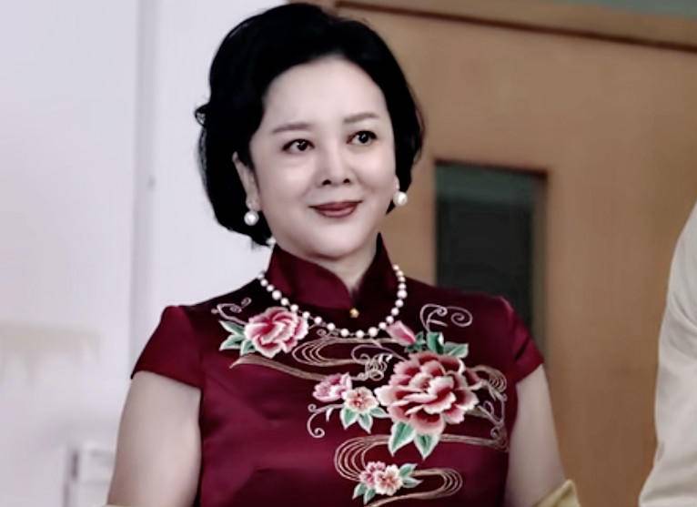 28岁成名的2段婚姻,她出道54年经历两段婚姻