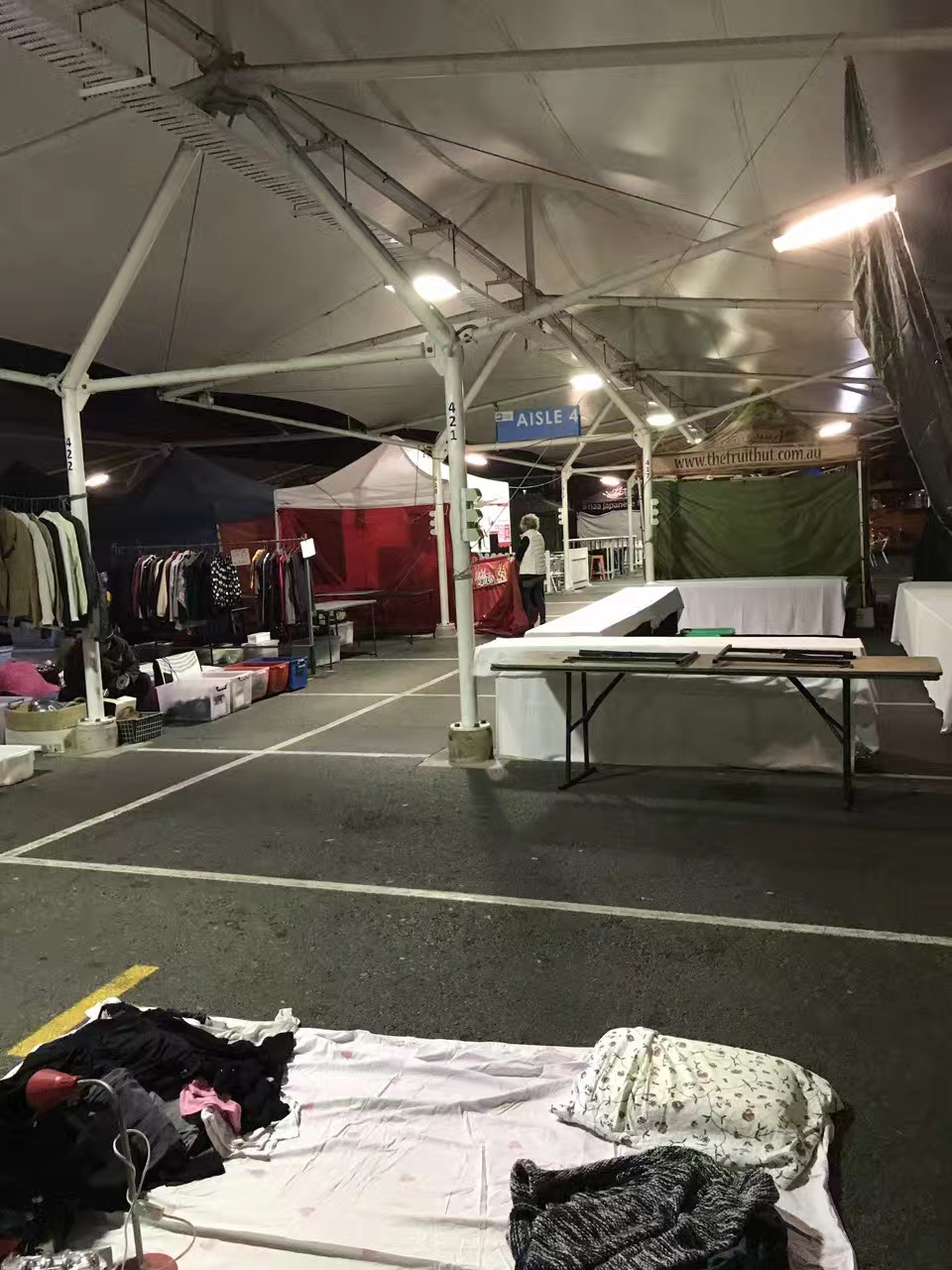 在澳洲摆地摊卖旧衣服赚钱吗,跳蚤市场澳洲