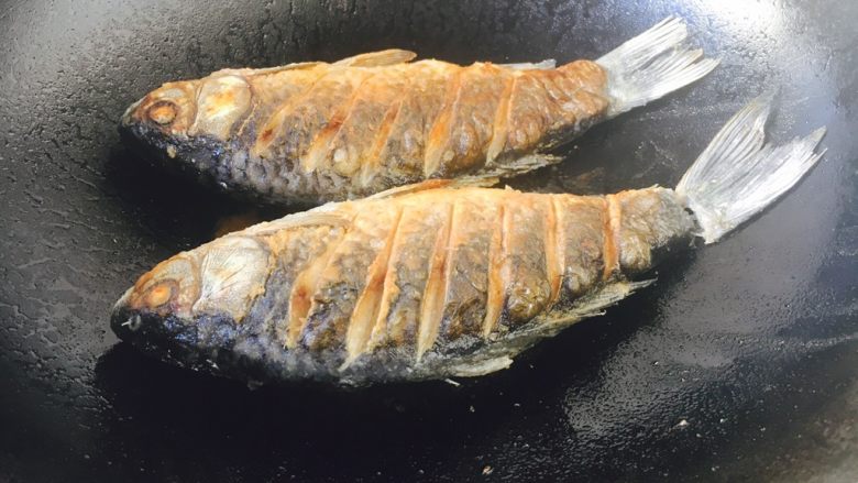 煎鱼入味又不破皮的诀窍,学会这六招煎鱼不掉皮好吃