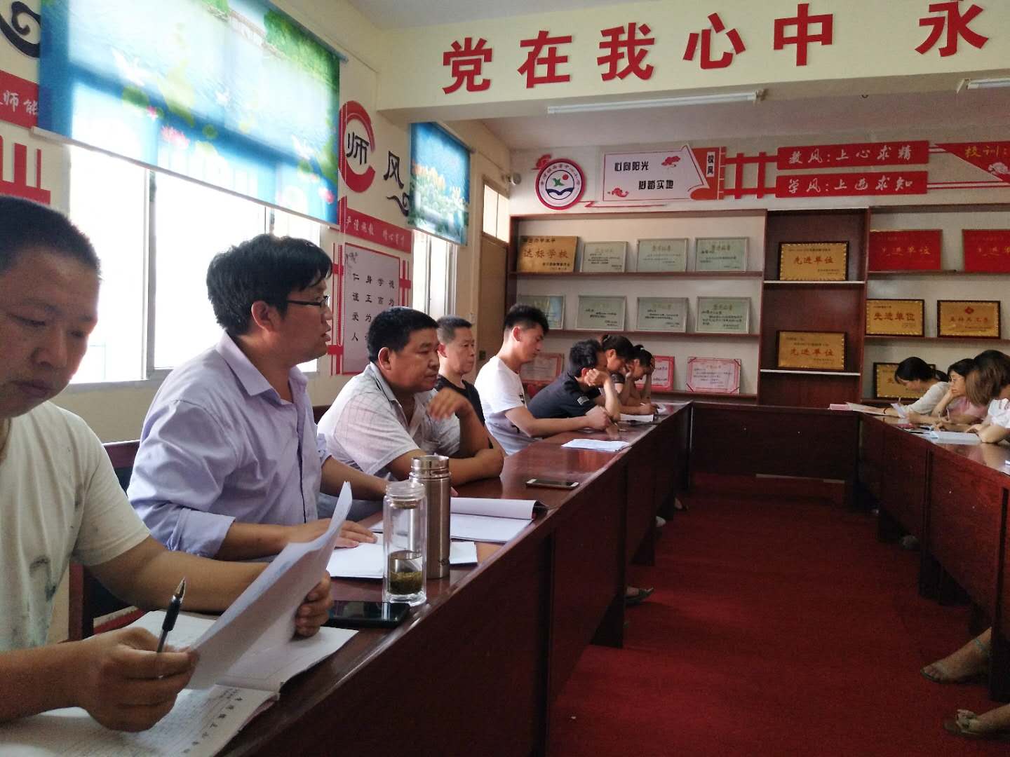 德育工作用三句歌词总结,赞美学校德育工作成绩的句子