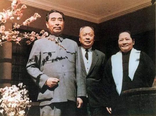 毛主席逝世追悼会上,举国致哀站立吊唁,为何有一人会坐着参加?