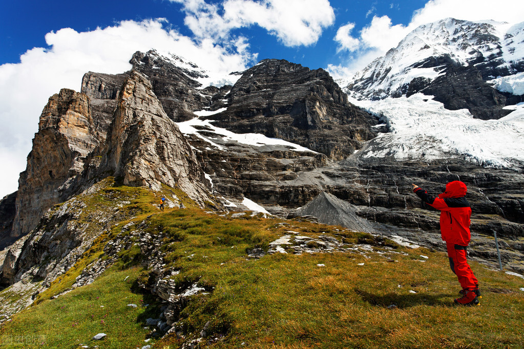 烈士父亲住院无人照料，复旦18驴再上热搜，冷漠的背后有何隐情