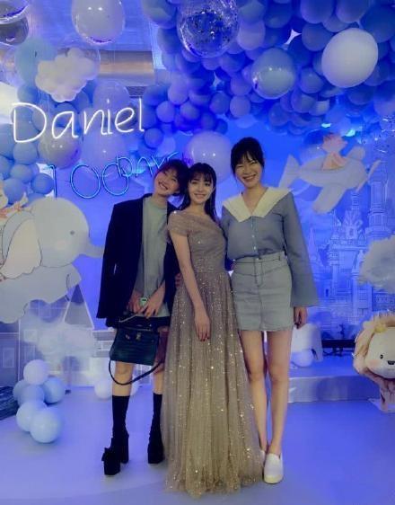 李艾穿阔腿裤,李艾穿抹胸裙出席活动