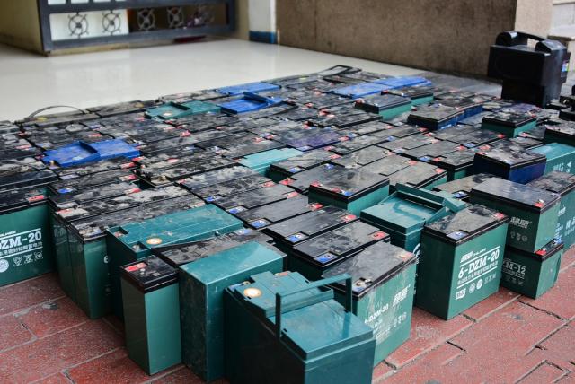 电动车充满后不拔电源浪费电吗,电动车充满后不拔对电瓶有影响吗