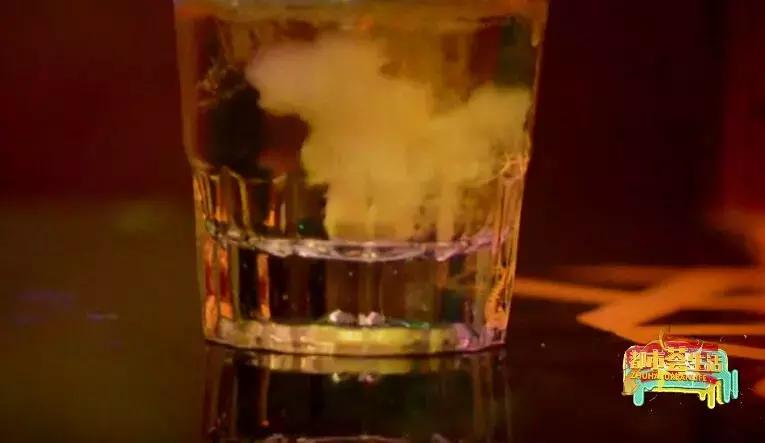 女子吸毒被警察发现,女子吸毒回派出所尿检