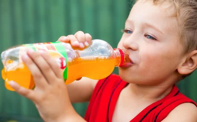 小孩不喝水可以喝什么饮料代替,小孩爱喝饮料用什么代替饮料好