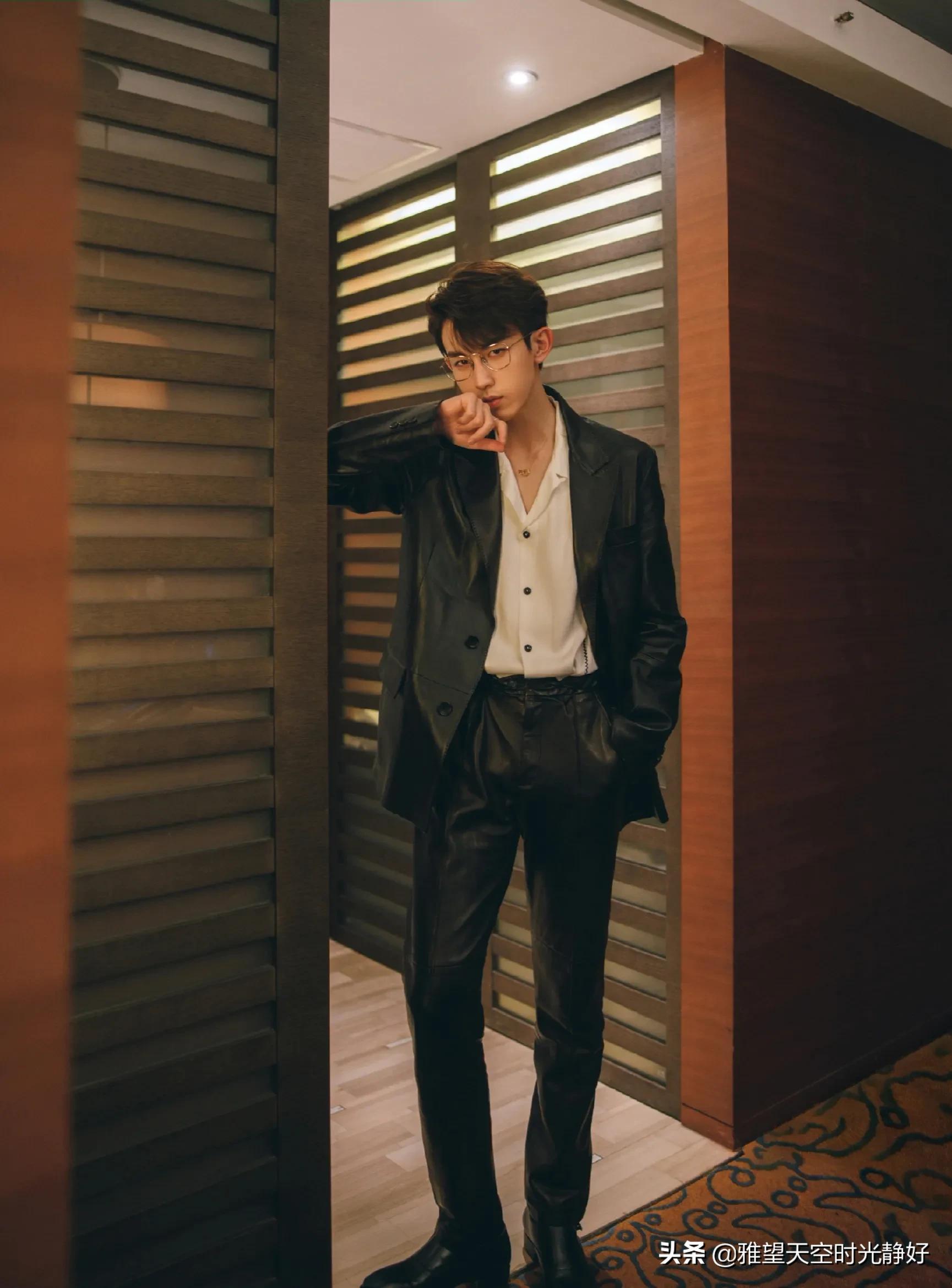 男明星西装穿搭夏季帅气,男士明星皮衣西服外套搭配