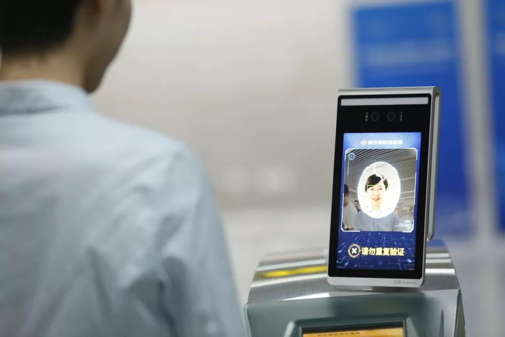 致敬郑州北龙湖,郑州暴雨感人瞬间致敬子弟兵