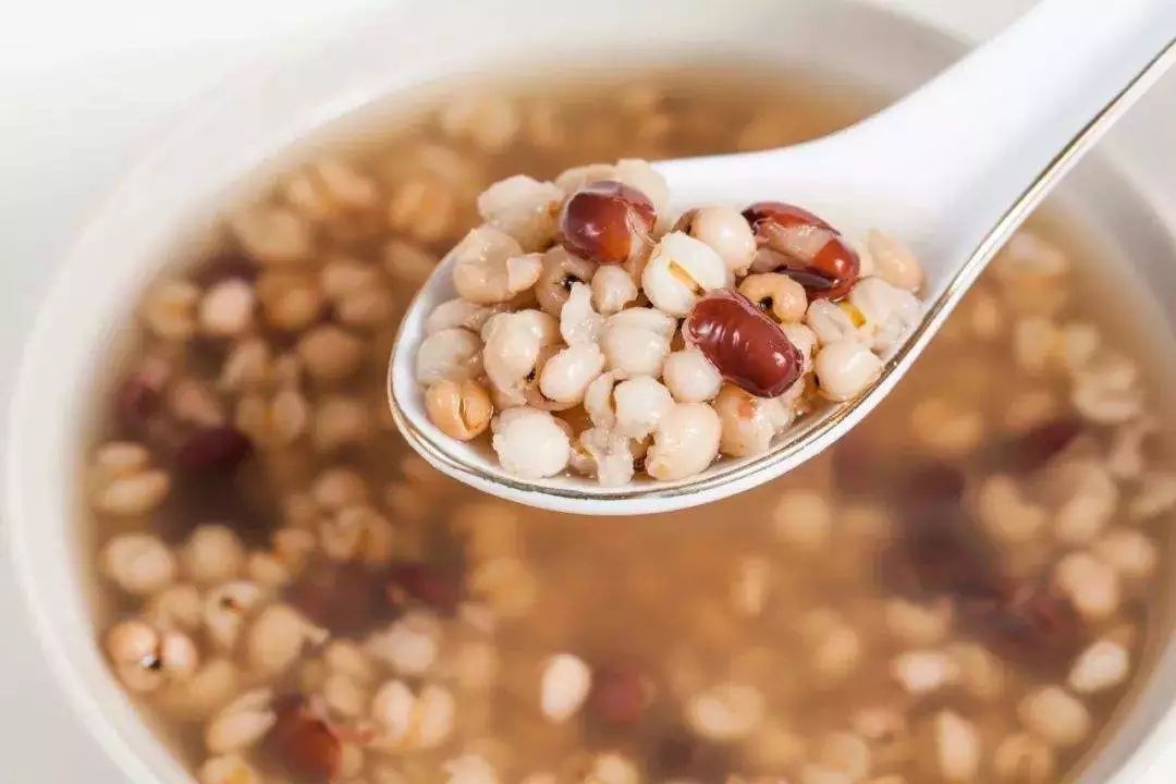 夏天湿气重喝什么祛湿茶,夏天除湿气的方法薏米
