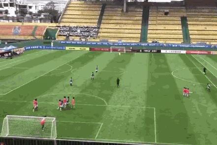 中国小学生足球场踢出惊天世界波,一脚踢出世界波