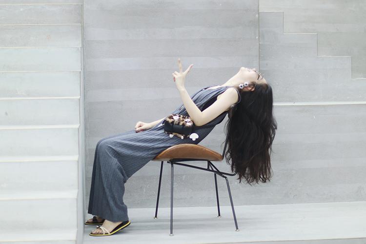 穿上即陷进柔软的「纸片人」背带裤,一封写给夏天的慵懒情书