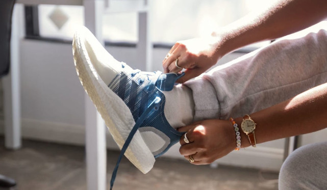 阿迪垃圾环保鞋,阿迪达斯用垃圾搞的鞋