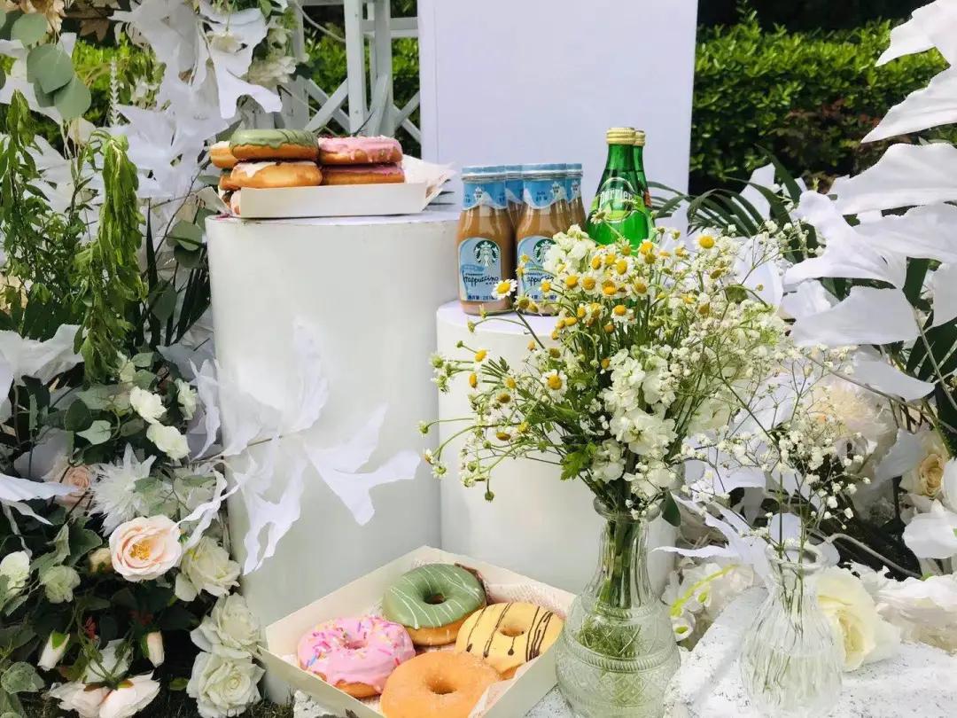 草坪婚礼又增添了一份唯美和浪漫,好温馨浪漫的草坪婚礼