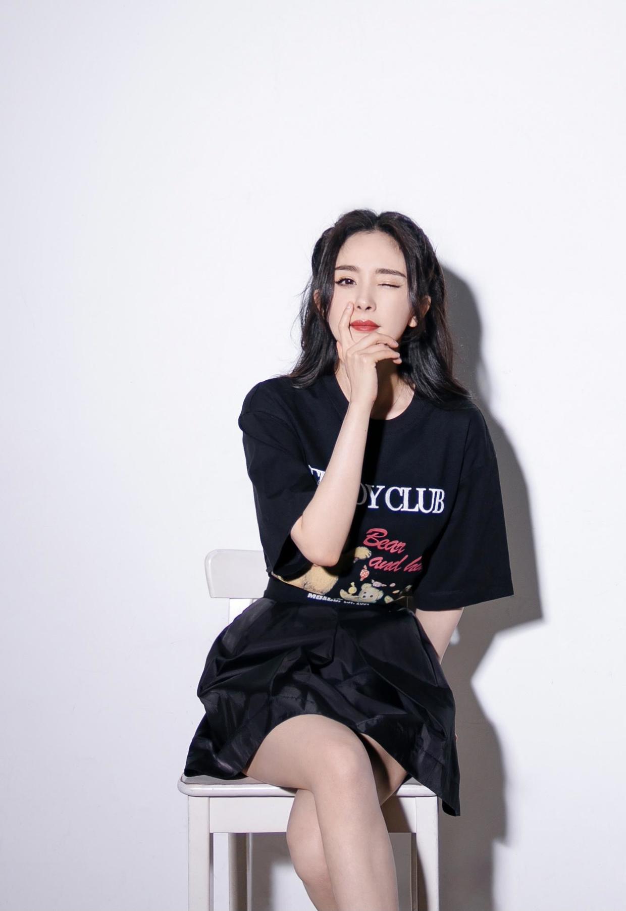 周迅穿白t恤配阔腿裤低调,周迅穿蓝色t恤