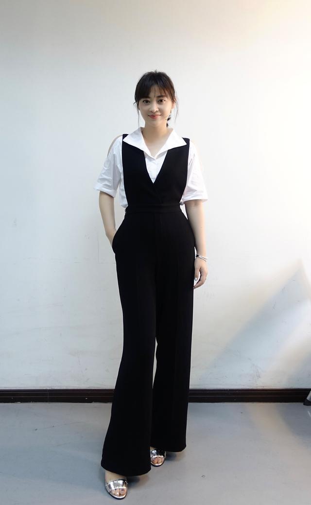 梅婷瘦下来真洋气，穿白T恤配运动裤走机场，圆墨镜减龄时髦炸了