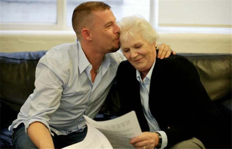 Gaga最爱的设计师麦昆，用自己受虐的经历，创作无数举世设计